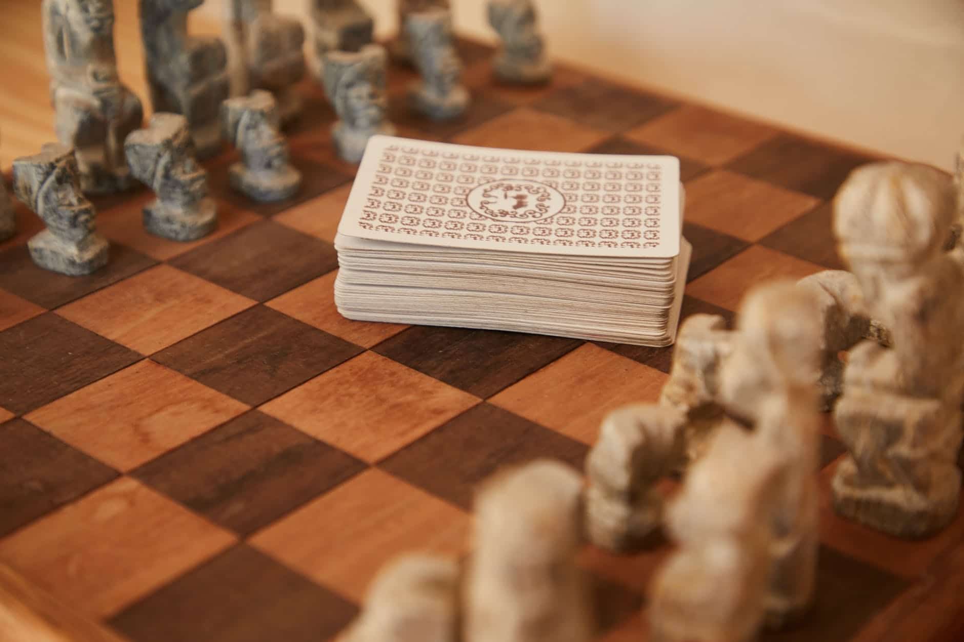 Ein Schachbret mit Karten